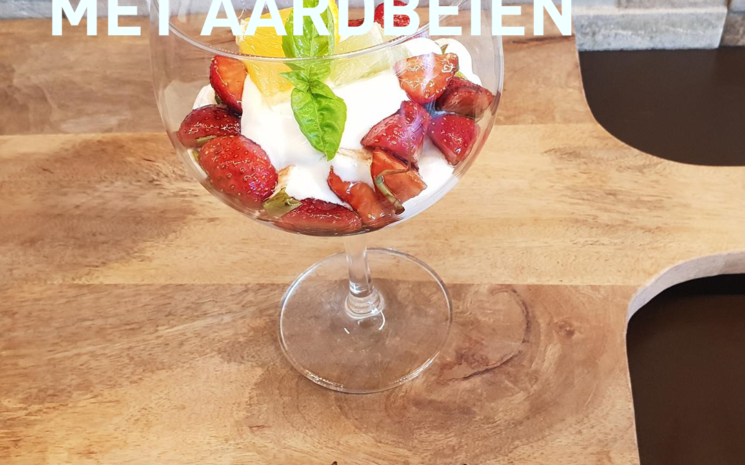 Griekse yoghurt met gemarineerde aardbeien