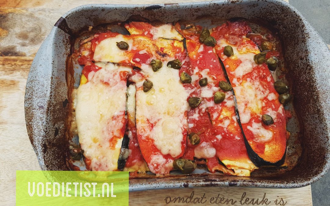 Recept: Courgette uit de oven met Parmezaanse kaas en kappertjes
