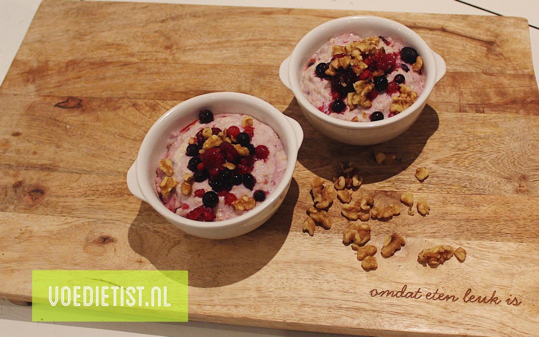 Recept: Goed gevulde havermoutpap met rood fruit en noten