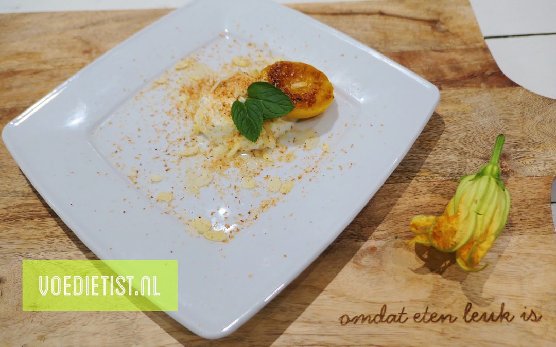 Gegrilde perzik met Griekse yoghurt, kokos en amandelschaaf