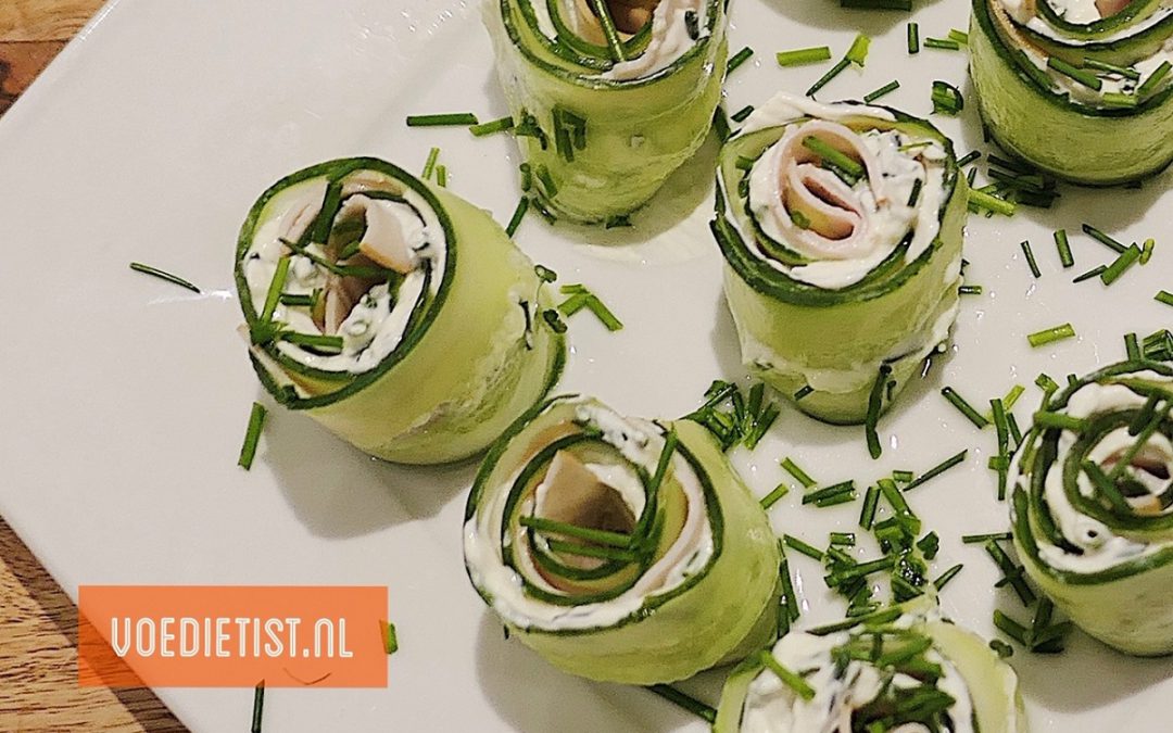 Recept: Komkommerrolletjes met kipfilet en bieslook