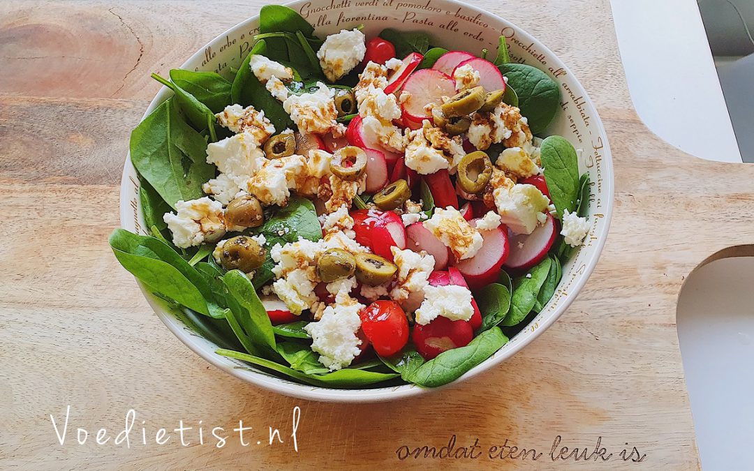 Recept: Koolhydraatarme salade met fetakaas en olijf