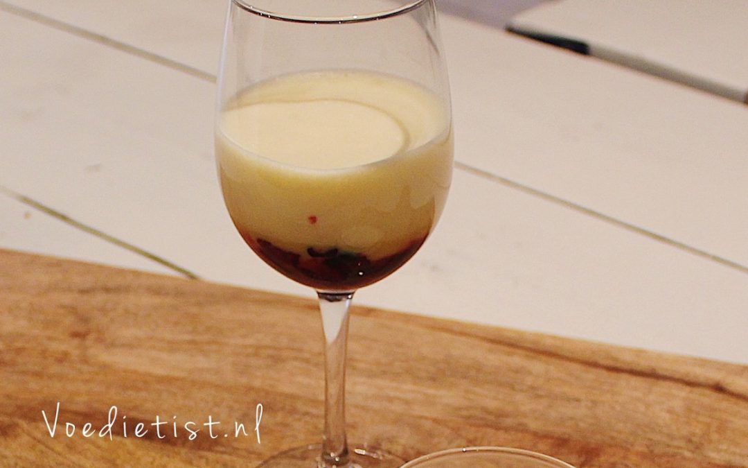 Recept: Yoghurt-basilicumijs met rood fruit en sabayon