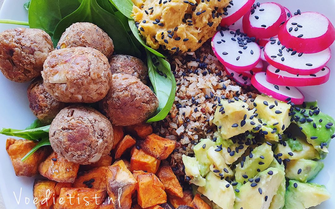 Recept: Vegan falafelbowl met bloemkoolrijst