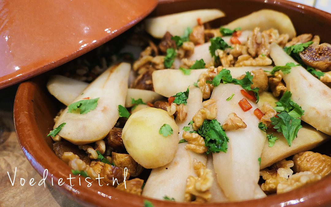 Recept: Fruitsalade met geroosterde peer, vijgen en kardemom