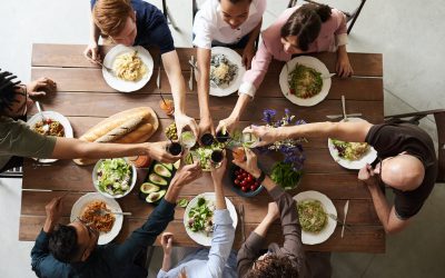 Dit doet de sociale omgeving met jouw eetgedrag