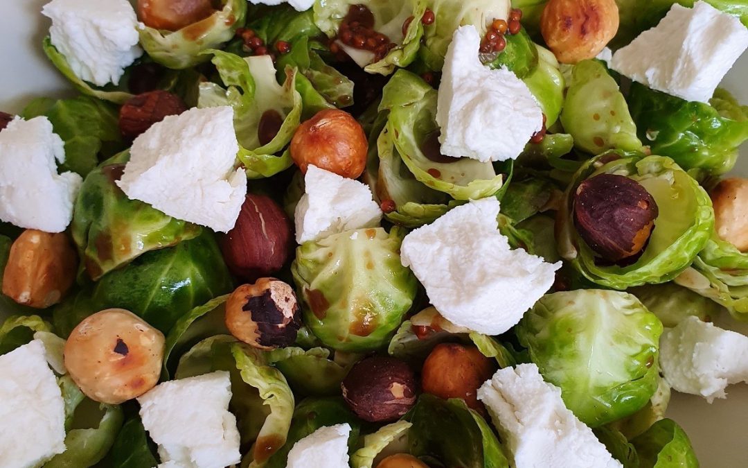 Kerstrecept #9: Spruitjessalade met hazelnoten en geitenkaas (bijgerecht)