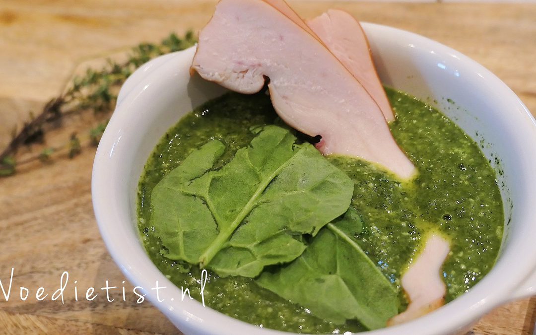 Recept: Spinazie-kokossoep met kipfilet