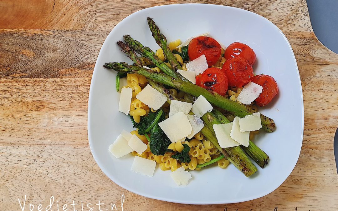 Recept: Volkoren macaroni met pesto en asperges