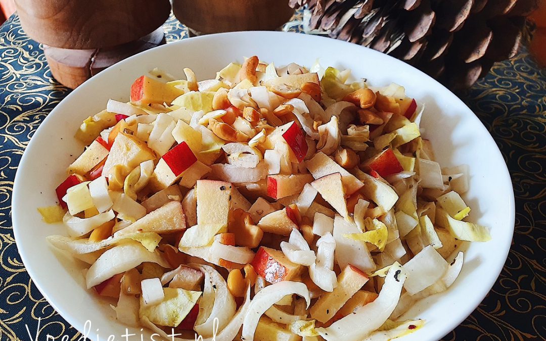 Kerstrecepten 2021 – Bijgerecht: Witlofsalade met appel en cashewnoten