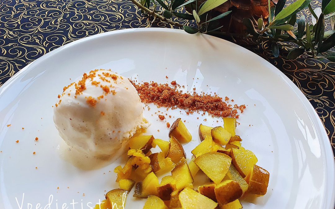 Kerstrecepten 2021 – Nagerecht: Gestoofde peertjes met kokosijs