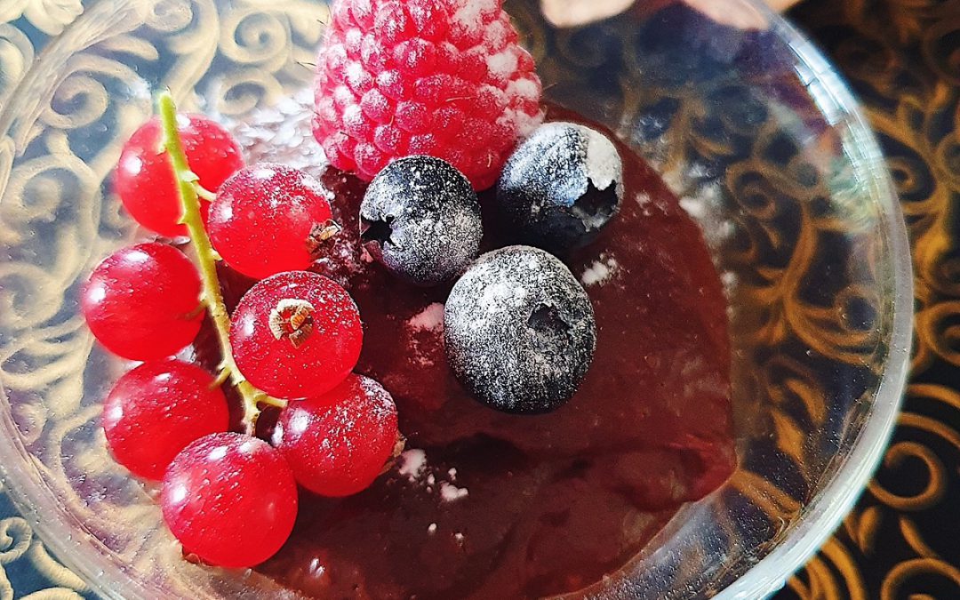Kerstrecepten 2021 – Nagerecht: Vega(n) chocolademousse met roodfruit